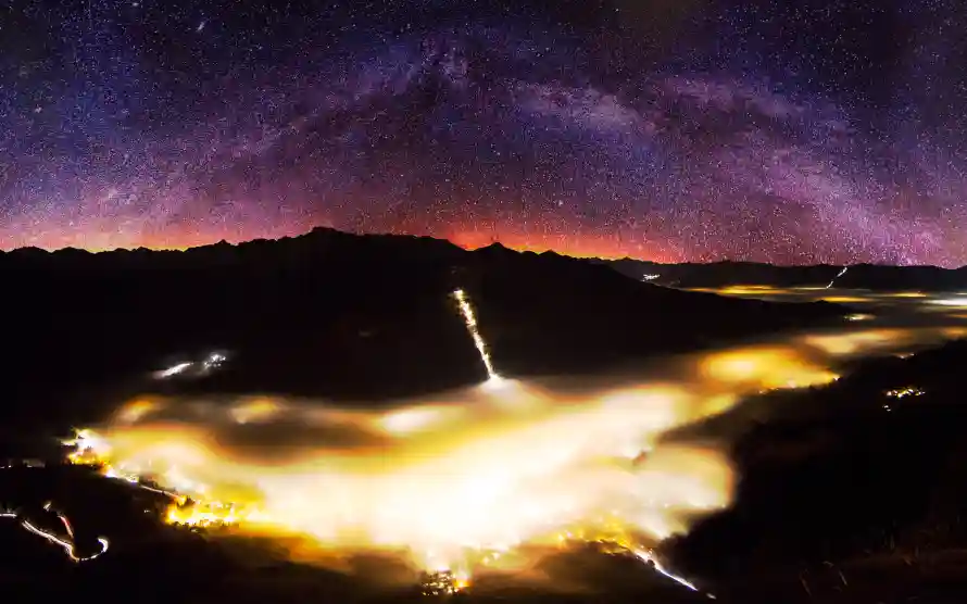 4k光晕壁纸-夜晚 - 山谷-星空「哲风壁纸」