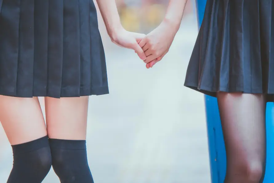 8k制服壁纸-日系 - 牵手-街拍「哲风壁纸」