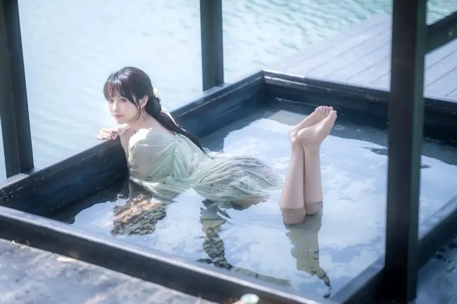 2k临水壁纸-休闲 - 倒影-女孩「哲风壁纸」