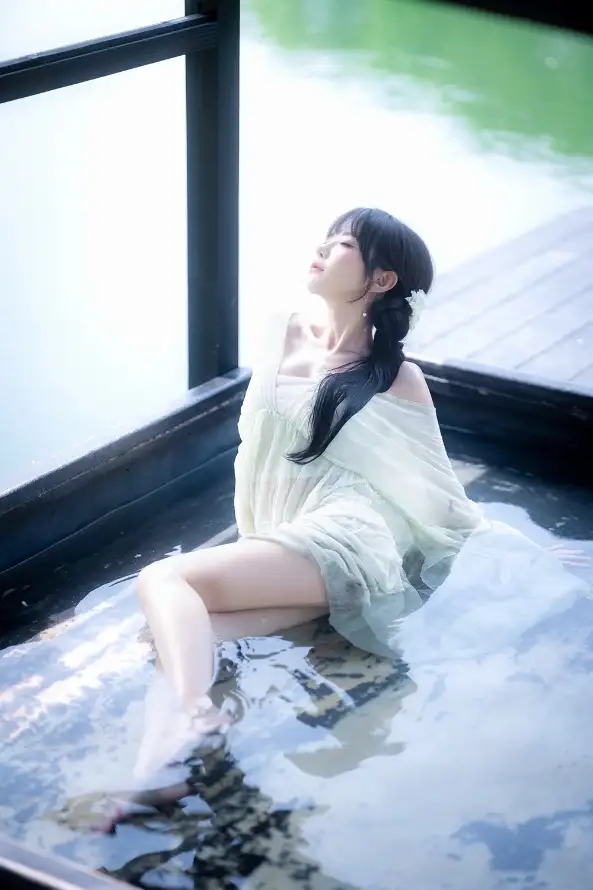4k临水壁纸 - 少女 - 水面 - 浅绿「哲风壁纸」
