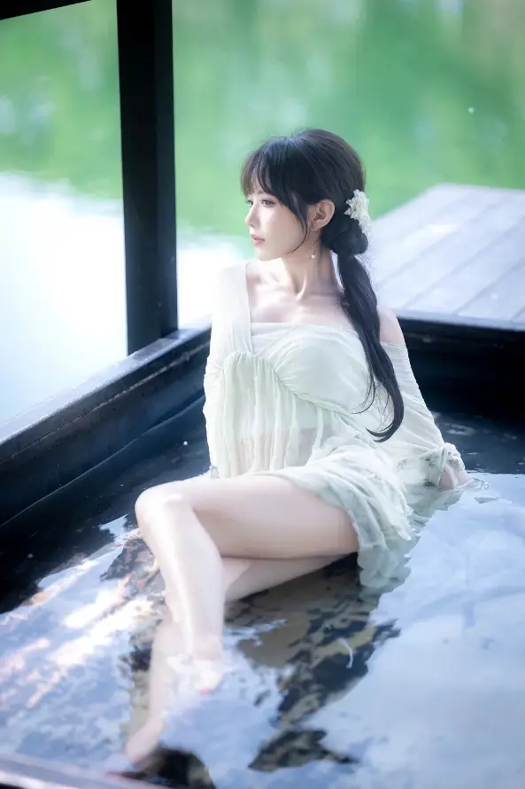 4k临水壁纸 - 侧脸 - 水景 - 水雾「哲风壁纸」