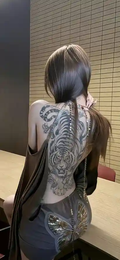 4k人像壁纸 - 纹身 - 露背装 - 后背纹身「哲风壁纸」