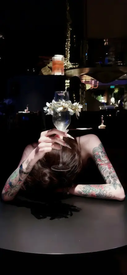 4k夜场壁纸 - 女性 - 暗调 - 纹身「哲风壁纸」