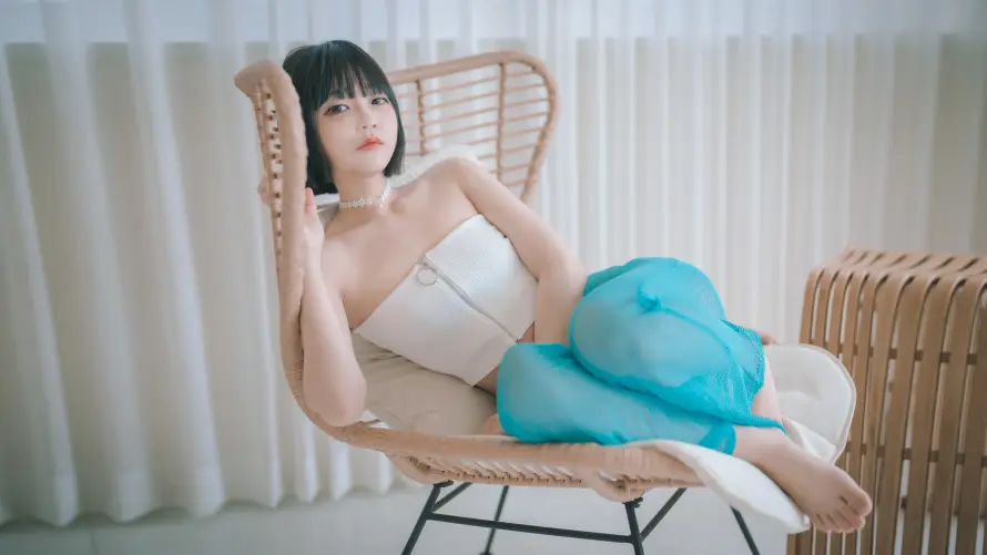 4k坐姿壁纸 - 室内 - 少女 - 居家「哲风壁纸」 4k坐姿壁纸 - 室内 - 少女 - 居家「哲风壁纸」