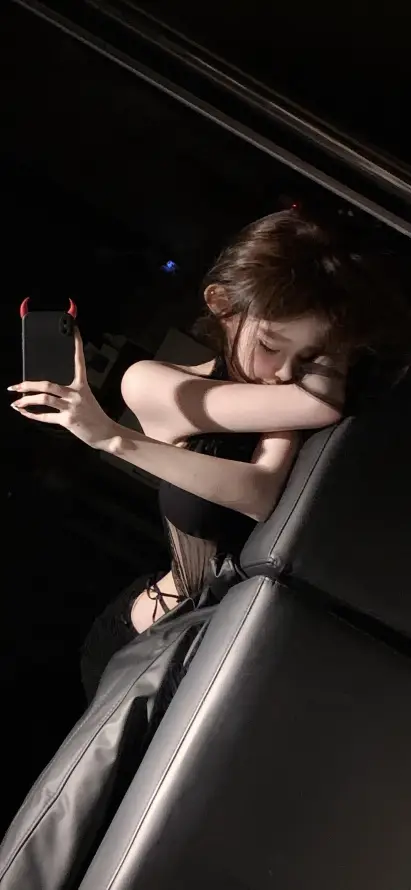 4k卷发壁纸 - 暗调 - 美女 - 车内「哲风壁纸」 4k卷发壁纸 - 暗调 - 美女 - 车内「哲风壁纸」