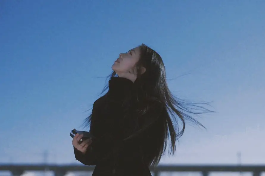 2k侧脸壁纸-户外 - 抬头-蓝天「哲风壁纸」