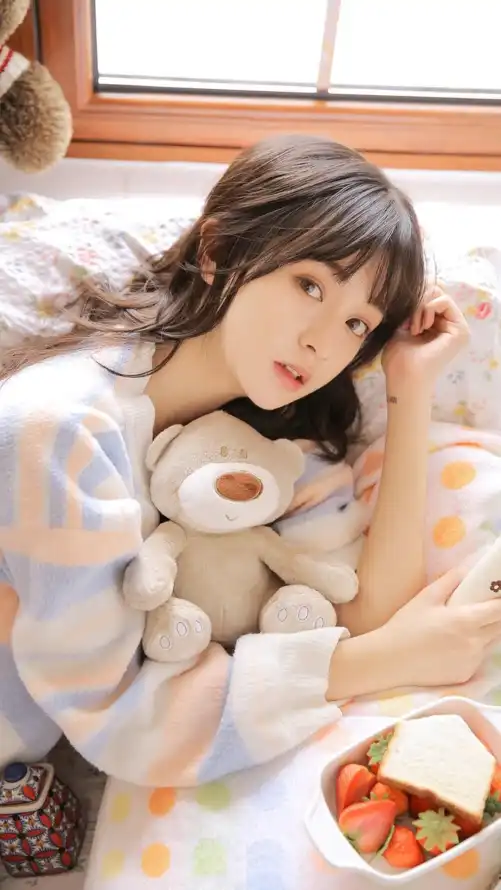 4k卫衣壁纸 - 床 - 少女 - 居家「哲风壁纸」