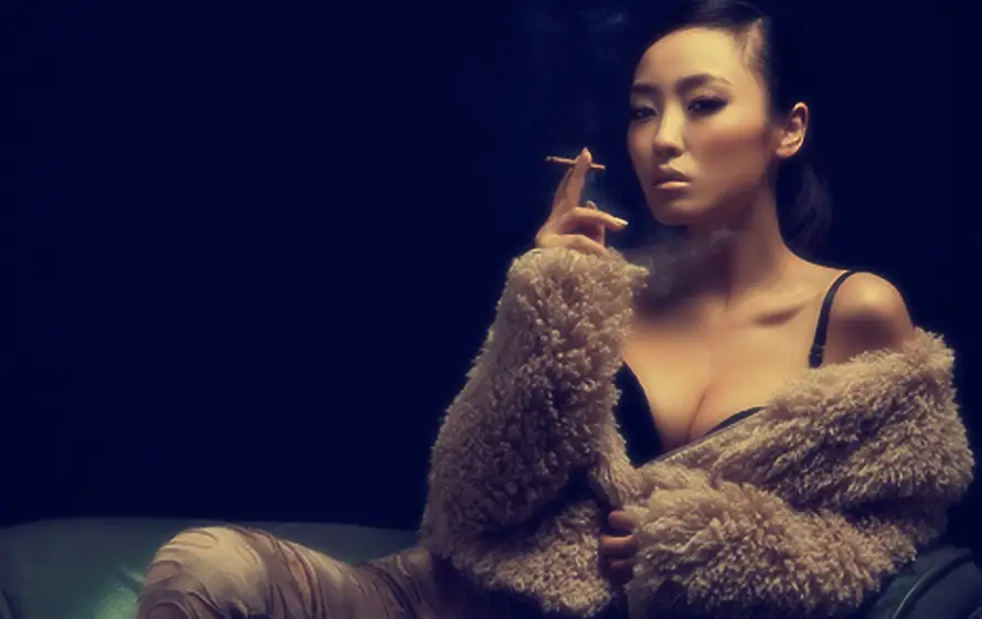 2k暖光壁纸-美女 - 香烟-氛围感「哲风壁纸」