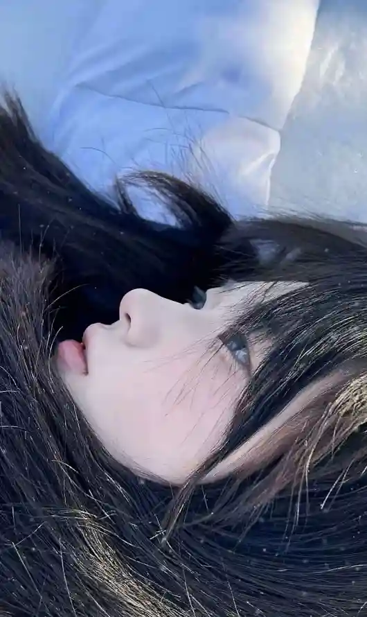 4k侧颜壁纸 - 冷调 - 女生 - 慵懒「哲风壁纸」