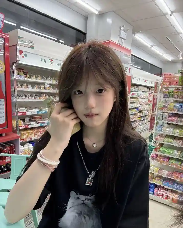 4k室内壁纸 - 少女 - 手链 - 项链「哲风壁纸」