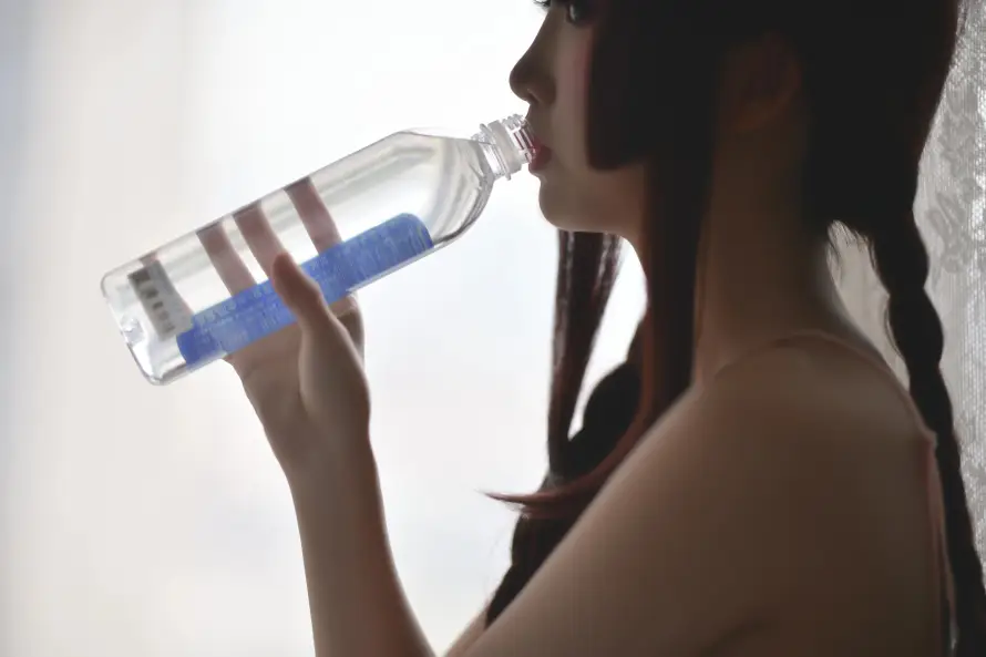 8k侧颜壁纸-写真 - 喝水-室内「哲风壁纸」