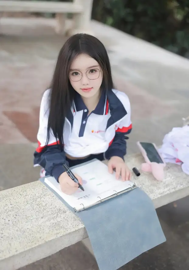 4k写字壁纸 - 学生 - 少女 - 户外「哲风壁纸」