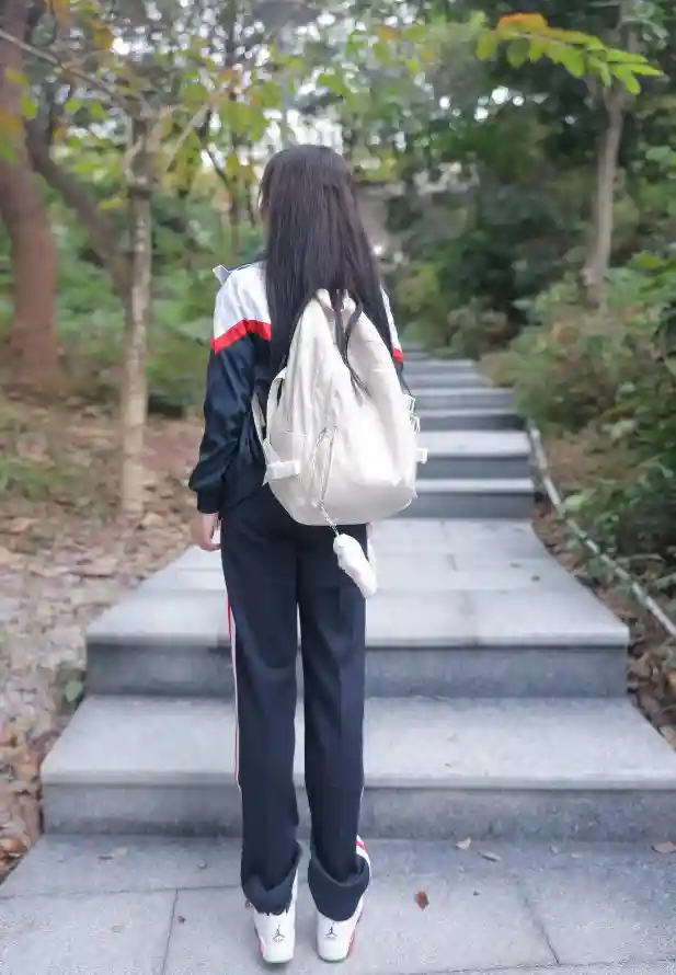 4k休闲壁纸 - 学生 - 户外 - 树林「哲风壁纸」