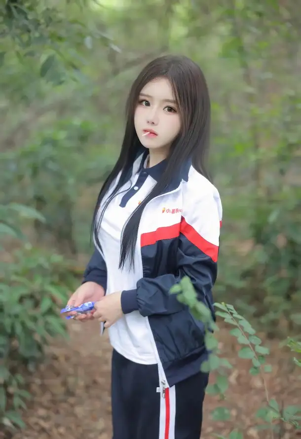 4k学生壁纸 - 少女 - 户外 - 树林「哲风壁纸」