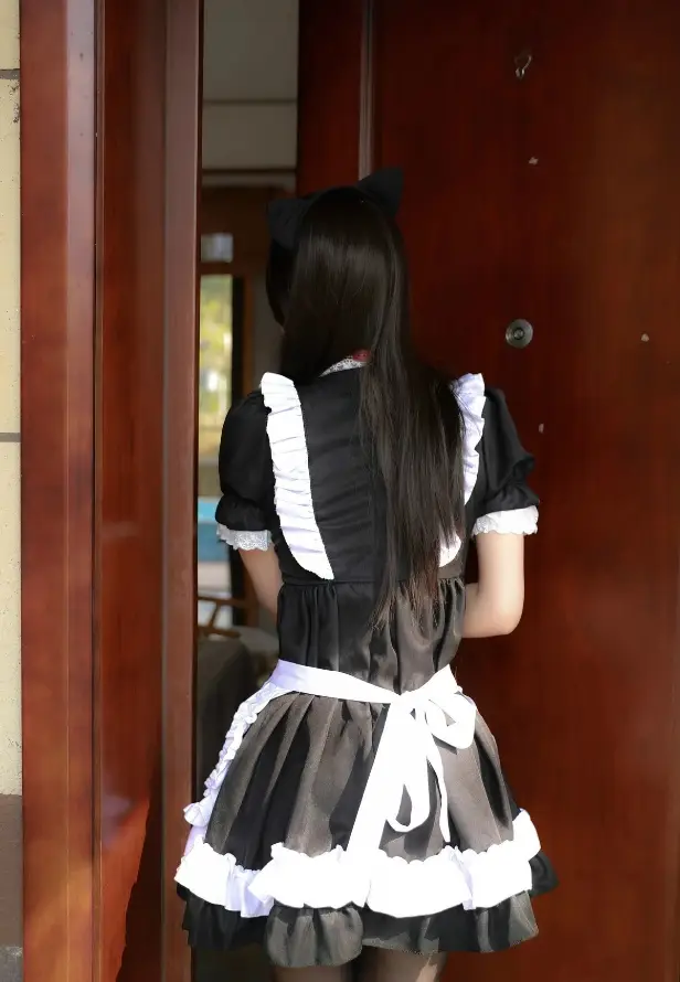 4k居家壁纸 - 木门 - 美女 - 背影「哲风壁纸」