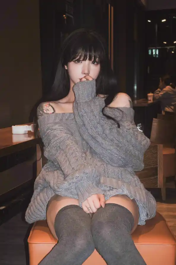 4k坐姿壁纸 - 室内 - 纹身 - 美女「哲风壁纸」