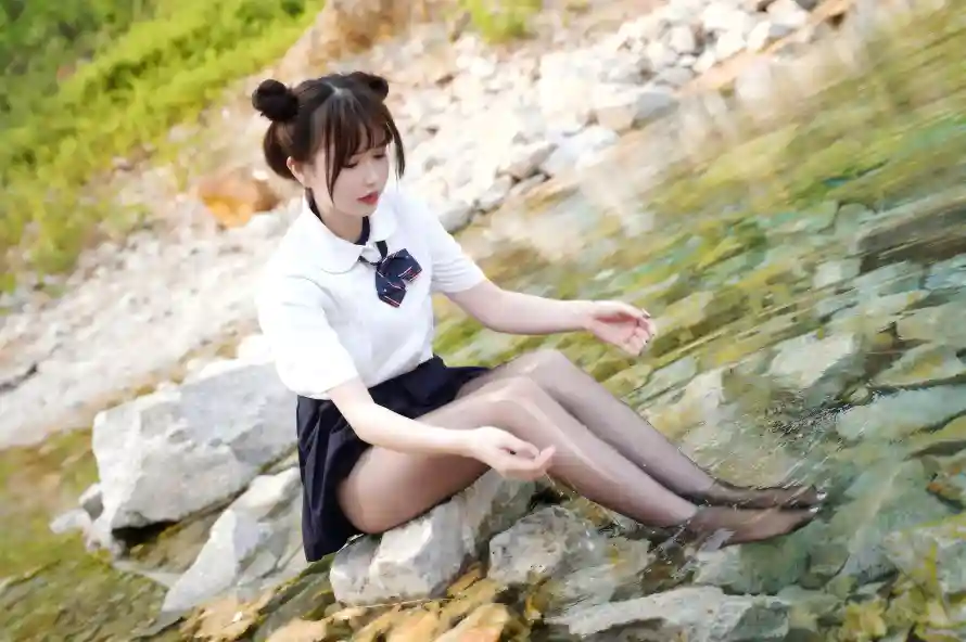 8k写真壁纸-小溪 - 少女-岸边「哲风壁纸」