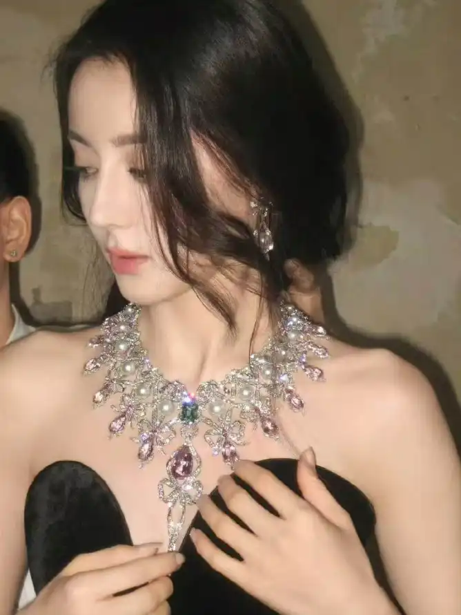 4k侧颜壁纸 - 卷发 - 露肩 - 女明星「哲风壁纸」
