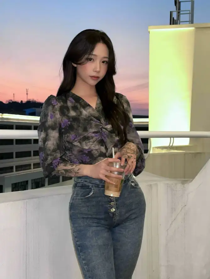 4k冰饮壁纸 - 天台 - 纹身 - 美女「哲风壁纸」