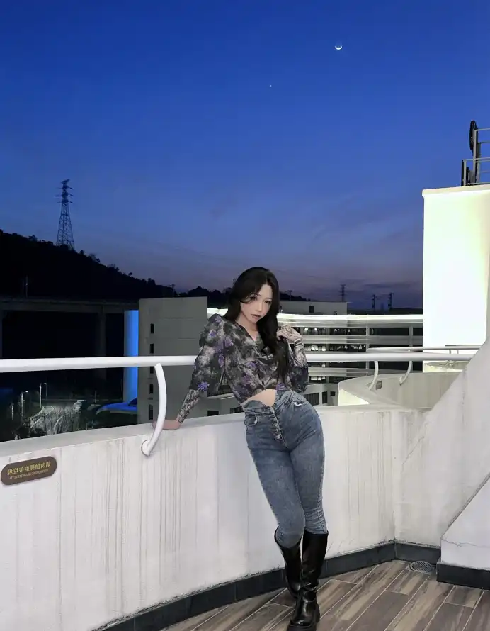 4k傍晚壁纸 - 夜景 - 天台 - 纹身「哲风壁纸」