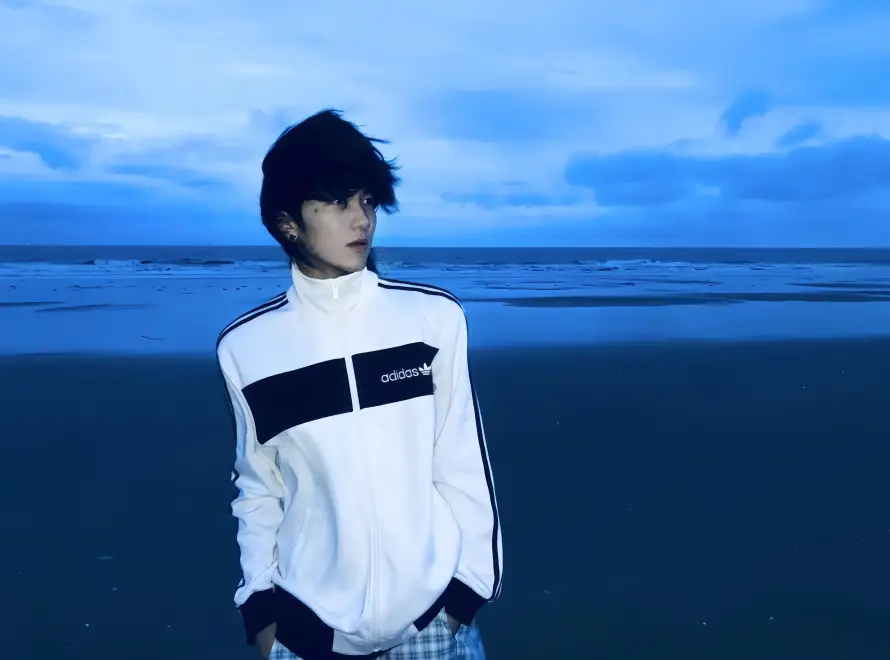 4k人物壁纸-天空 - 少年-海岸「哲风壁纸」