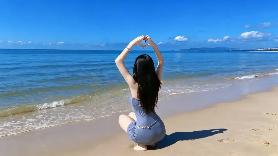3k好看壁纸-少女 - 比心-沙滩「哲风壁纸」