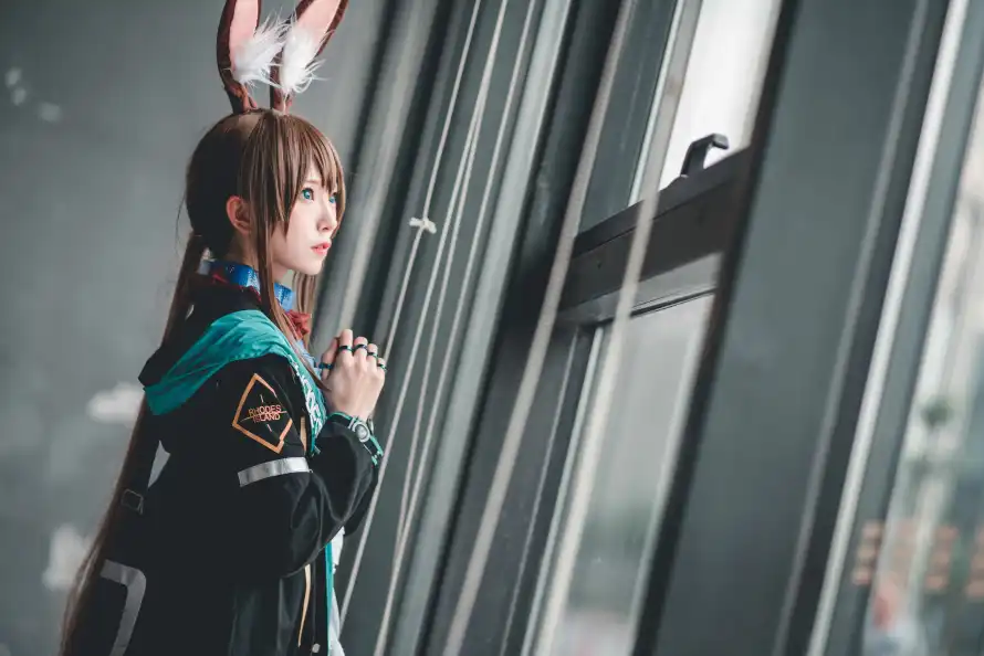 8k侧脸壁纸-兔耳 - 制服-窗边「哲风壁纸」