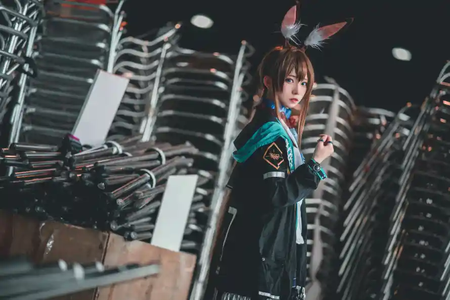 8k兔耳壁纸-制服 - 真人-金属架「哲风壁纸」
