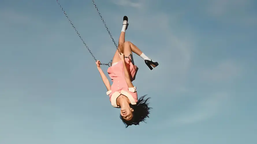 2k倒挂壁纸-少女 - 户外-白袜「哲风壁纸」