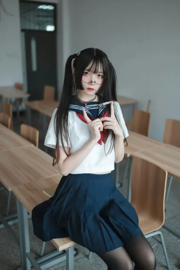 4kjk壁纸 - 坐姿 - 少女 - 教室「哲风壁纸」