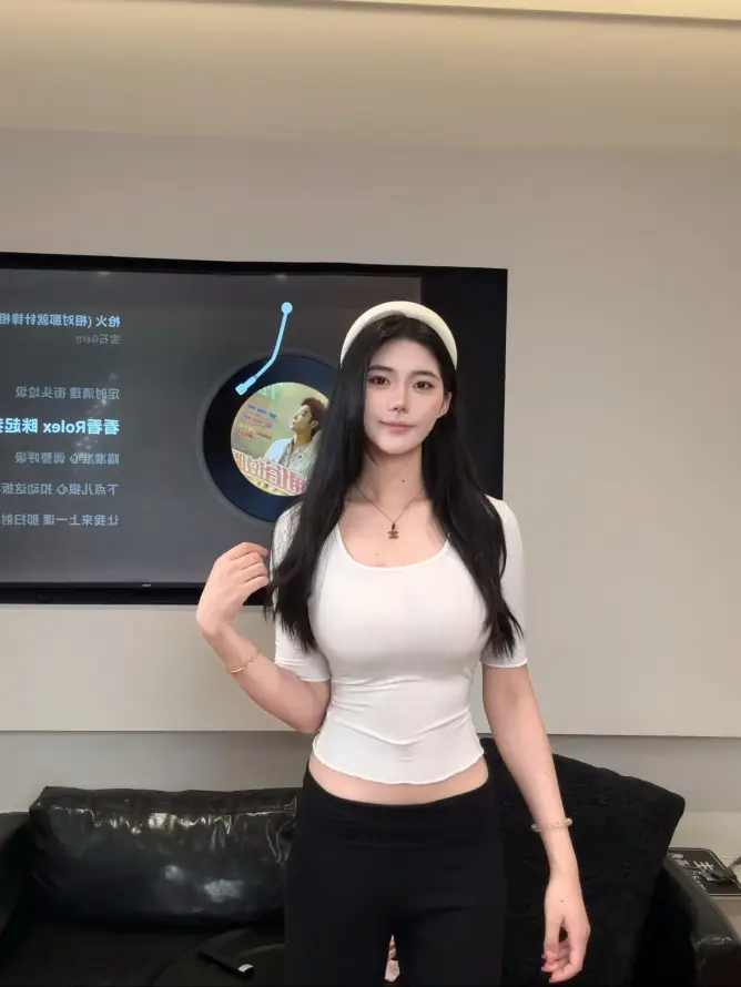 4k室内壁纸 - 电视 - 美女 - 长发「哲风壁纸」