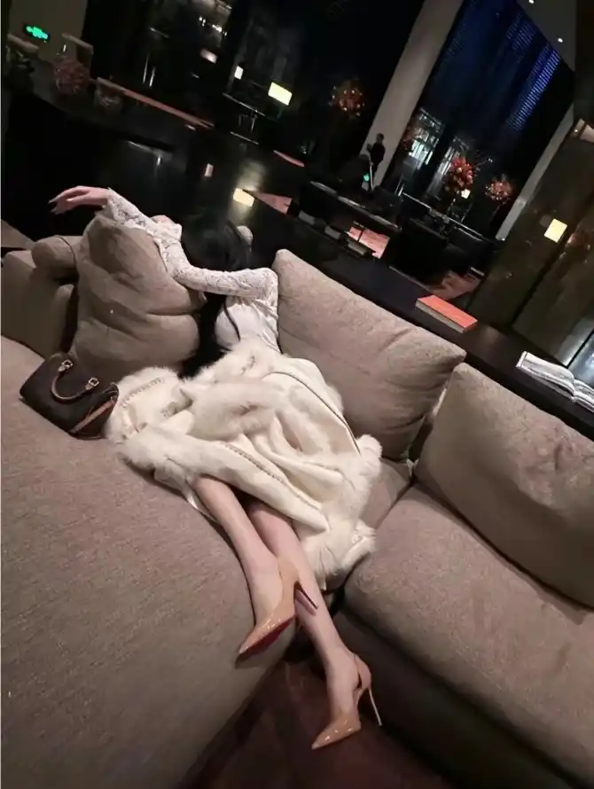 4k夜晚壁纸 - 室内 - 沙发 - 美女「哲风壁纸」