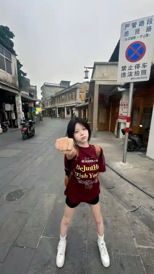 4k个性壁纸 - 伸拳 - 白鞋 - 短发「哲风壁纸」
