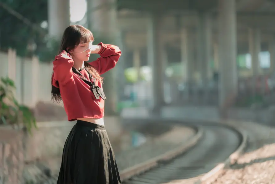 8k少女壁纸-户外 - 铁轨-长发「哲风壁纸」