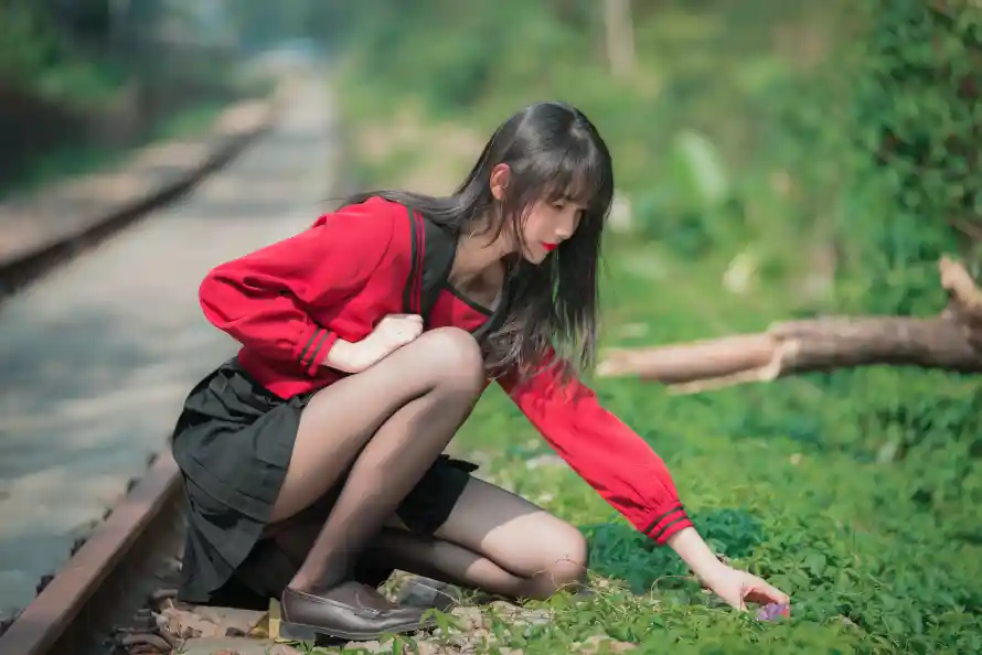 8k户外壁纸-红衣 - 美女-草地「哲风壁纸」