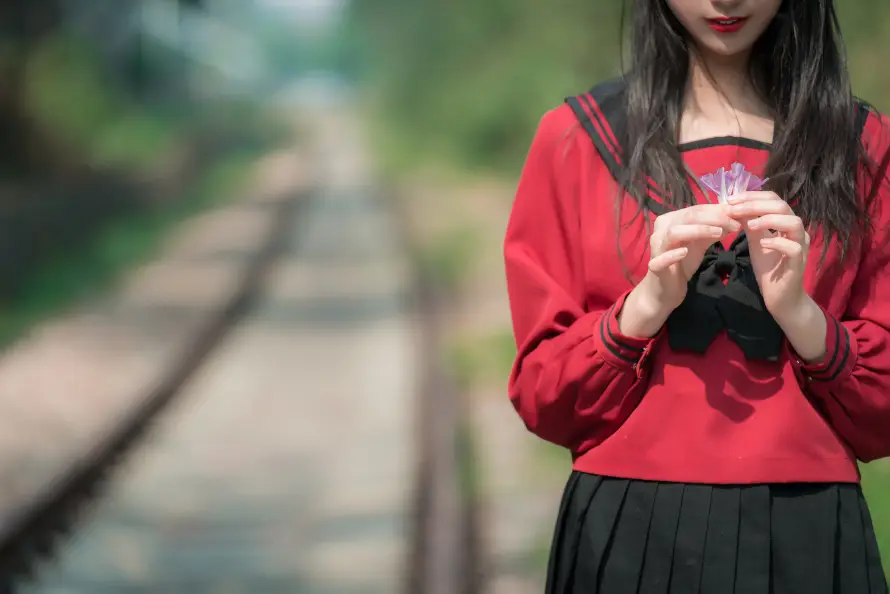 8k少女壁纸-户外 - 铁轨-黑发「哲风壁纸」