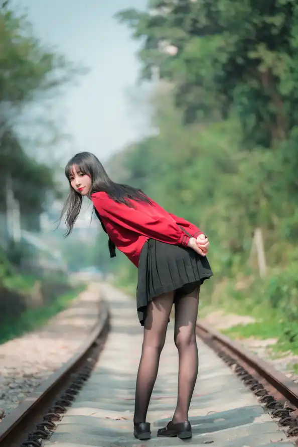 4k户外壁纸 - 树木 - 美女 - 铁轨「哲风壁纸」