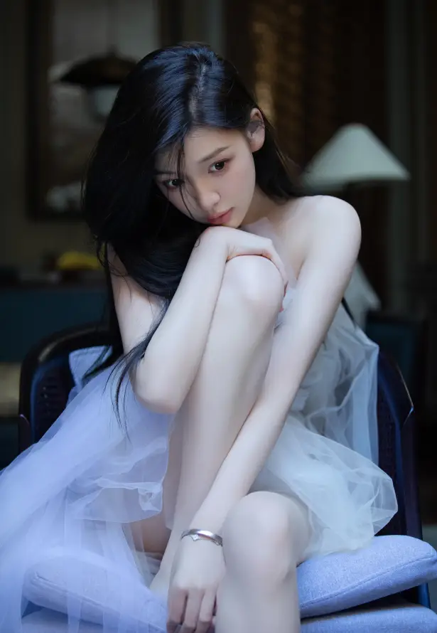 4k台灯壁纸 - 坐姿 - 室内 - 少女「哲风壁纸」