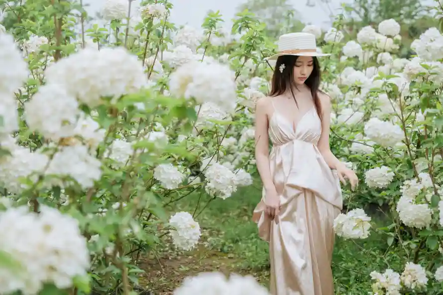 3k写真壁纸-少女 - 户外-绿植「哲风壁纸」