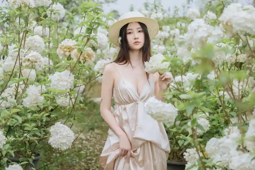 3k写真壁纸-少女 - 户外-绿植「哲风壁纸」