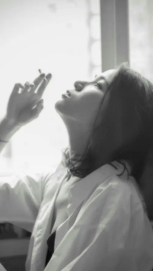 4k仰头壁纸 - 侧脸 - 光影 - 女性「哲风壁纸」