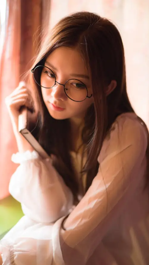 4k室内壁纸 - 少女 - 暖光 - 眼镜「哲风壁纸」