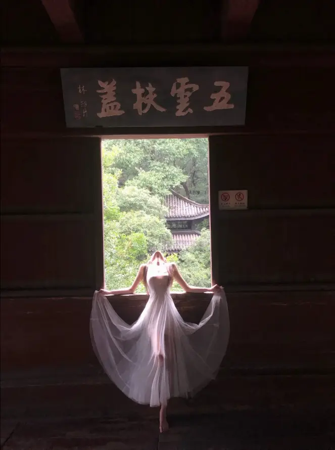4k人像壁纸 - 女子 - 树林 - 白裙「哲风壁纸」