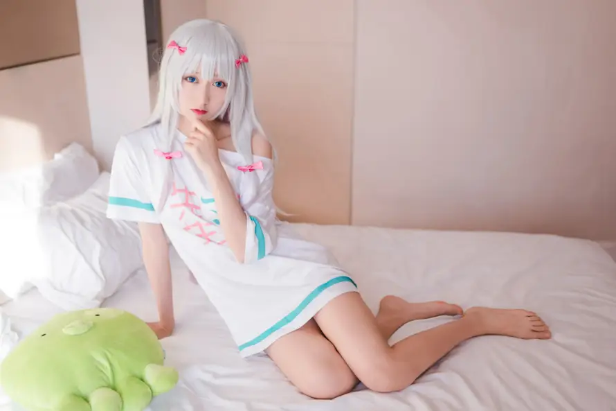 4k卧室壁纸 - 床 - 少女 - 抱枕「哲风壁纸」