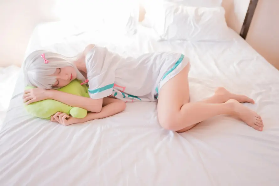 4k侧卧壁纸 - 卧室 - 少女 - 床铺「哲风壁纸」