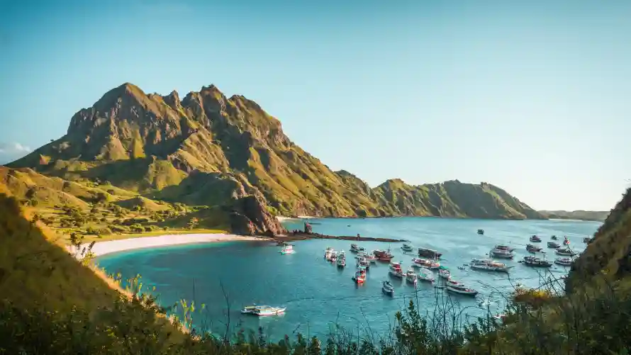 4k山峰壁纸-晴天 - 海岛-海水「哲风壁纸」