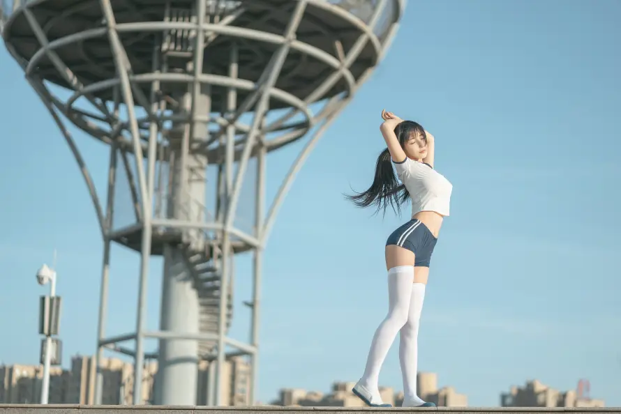 4k元气壁纸-天台 - 少女-户外「哲风壁纸」