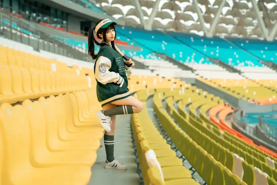 5k元气壁纸-少女 - 看台-精选「哲风壁纸」