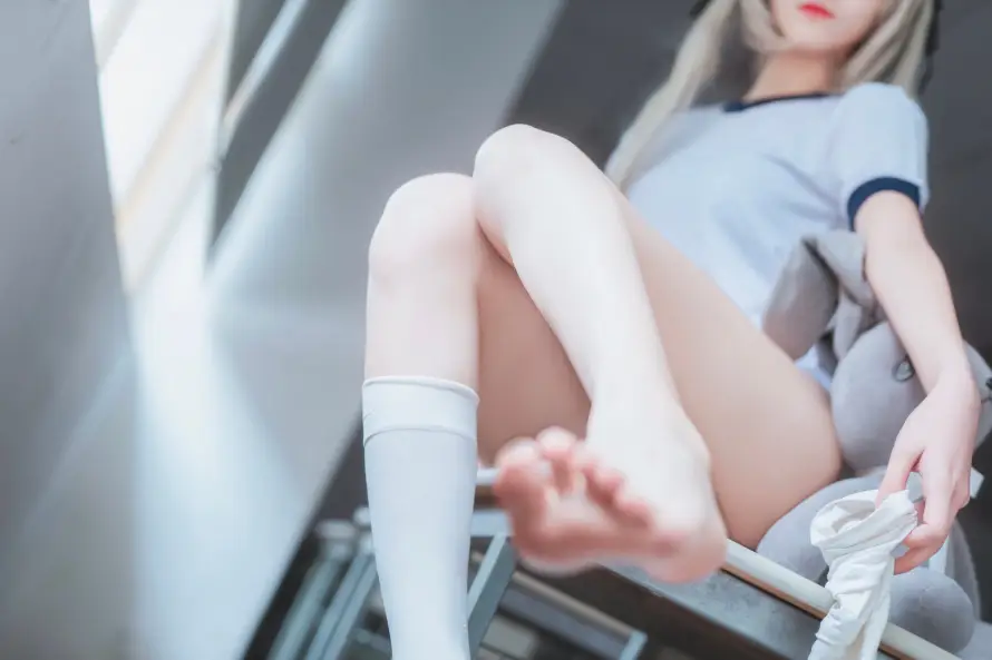4k冷调壁纸-坐姿 - 室内-少女「哲风壁纸」