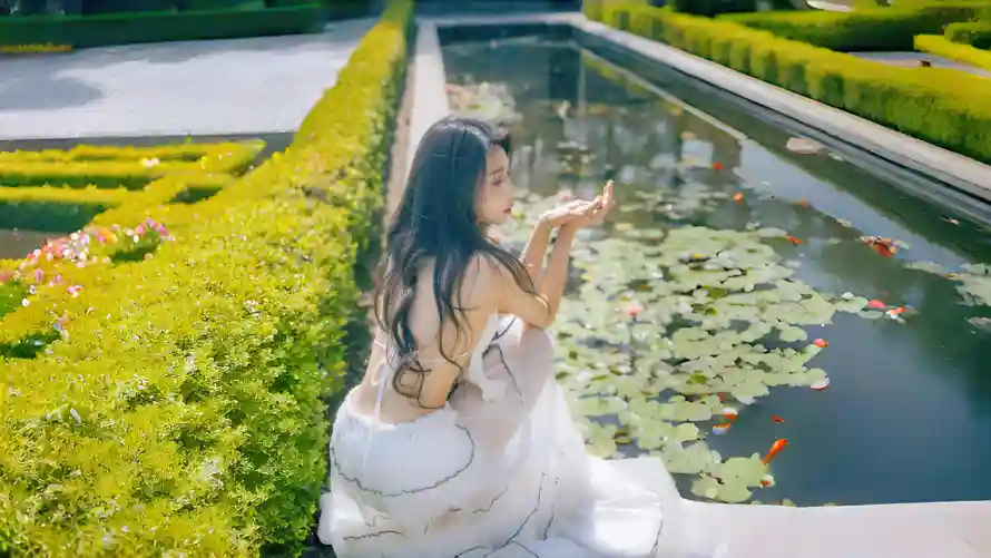4k夏日壁纸-女生 - 户外-池塘「哲风壁纸」